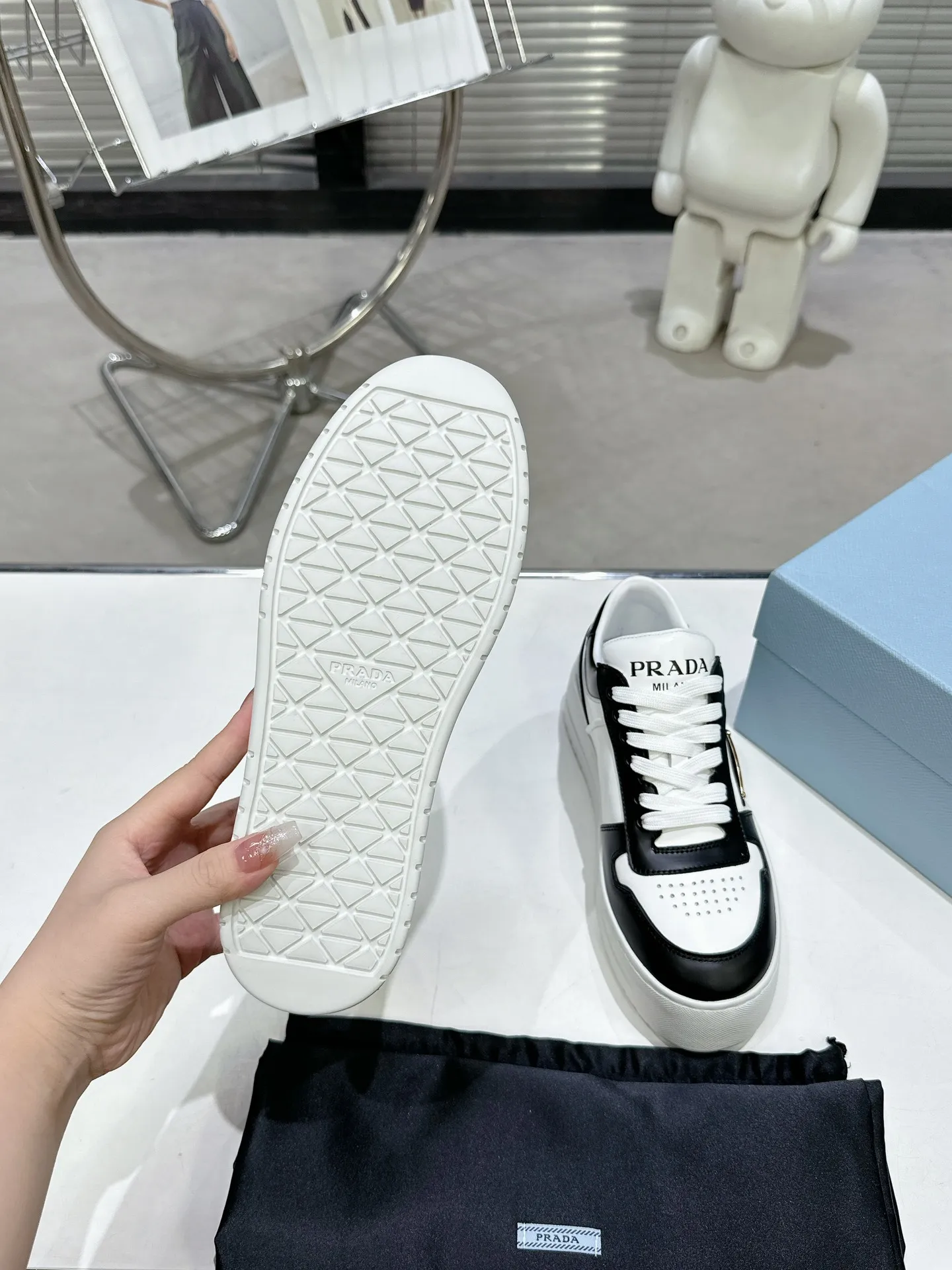 👟👟Ex-factory price 520👟👟 Prada Latest Downtown Bold series Thick-soled Platform Shoes Triangle Logo Casual Sports Shoes White Shoes Original purchase, development and production Downtown Bold sneakers are inspired by the basketball shoes of the 1980s, with sporty design and exquisite details. Crafted from perforated leather, the statement platform sole provides a unique, modern style. The Prada logo is interpreted from different angles, decorated with the iconic enamel-coated triangular metal logo, highlighting the unique classic style. Exquisite packaging at the delivery counter🛍📦 ▪️Fabric: Original custom imported first-layer cowhide ▪️Inner lining: Original imported soft sheepskin ▪️Outsole: Original molded ultra-light foam material ▪️Sole thickness: 4.5CM ▪️Size: Women's 35-40
